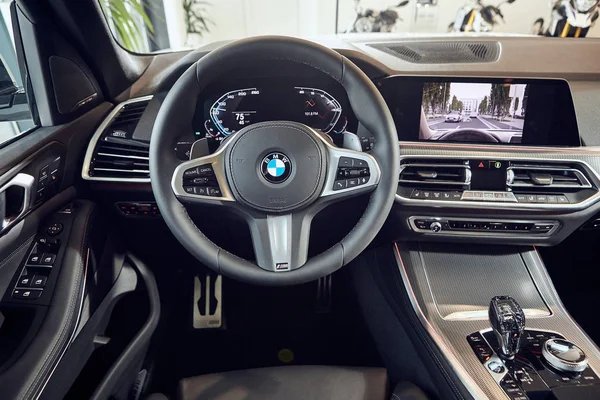 08 de Fabruary, 2018 - Vinnitsa, Ukraine. Présentation de la nouvelle BMW X5 dans le showroom intérieur de la cabine — Photo