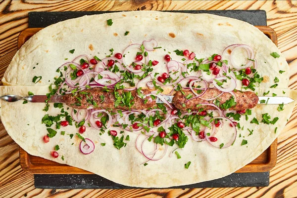 Lula Kebab, georgisches Gericht mit Fleisch serviert von Zwiebeln und Gemüse in Fladenbrot — Stockfoto