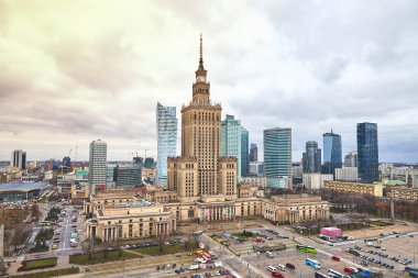 Varşova, Polonya - 08 Aralık 2018: havadan görünümü Kültür Sarayı ve bilim ve şehir merkezindeki iş gökdelenler, şehir merkezine, cityscape metropol