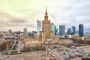Varşova, Polonya - 08 Aralık 2018: havadan görünümü Kültür Sarayı ve bilim ve şehir merkezindeki iş gökdelenler, şehir merkezine, cityscape metropol