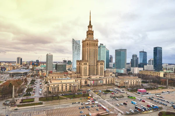 Warsaw, Polen - 08 December 2018: luchtfoto Paleis van cultuur en wetenschap en downtown business wolkenkrabbers, het centrum van de stad, stadslandschap van de metropool — Stockfoto