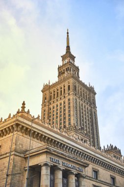 Varşova, Polonya - 08 Aralık 2018: havadan görünümü Kültür Sarayı ve bilim ve şehir merkezindeki iş gökdelenler, şehir merkezine, cityscape metropol