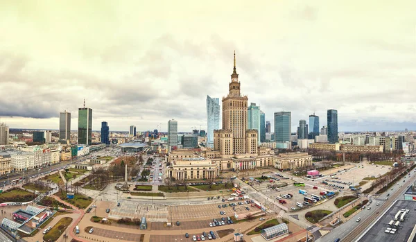 Warsaw, Polen - 08 December 2018: luchtfoto Paleis van cultuur en wetenschap en downtown business wolkenkrabbers, het centrum van de stad, stadslandschap van de metropool — Stockfoto