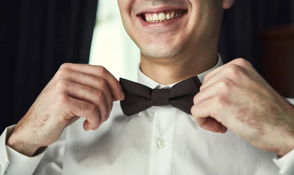 Homem de negócios colocando gravata borboleta, homem roupas de borboleta, noivo se preparando pela manhã antes da cerimônia de casamento. Moda Masculina — Fotografia de Stock