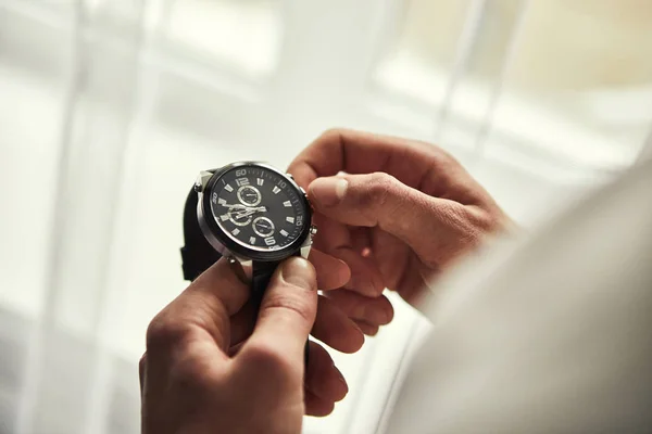 Hombre de negocios comprobar la hora en su reloj de pulsera, hombre poniendo reloj en la mano, novio preparándose en la mañana antes de la ceremonia de la boda. Moda de hombres —  Fotos de Stock