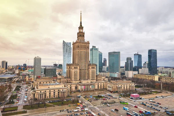 Warsaw, Polen - 08 December 2018: luchtfoto Paleis van cultuur en wetenschap en downtown business wolkenkrabbers, het centrum van de stad, stadslandschap van de metropool — Stockfoto