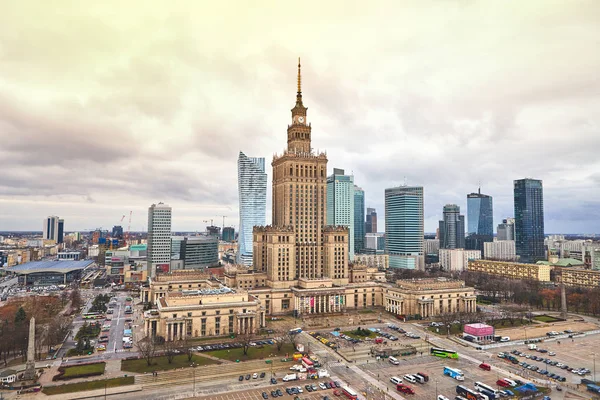 Warsaw, Polen - 08 December 2018: luchtfoto Paleis van cultuur en wetenschap en downtown business wolkenkrabbers, het centrum van de stad, stadslandschap van de metropool — Stockfoto