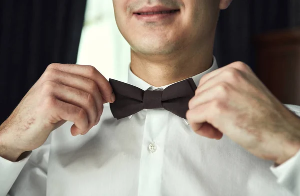 Hombre de negocios que se pone corbata de lazo, ropa de mariposa hombre, novio preparándose en la mañana antes de la ceremonia de la boda. Moda de hombres — Foto de Stock