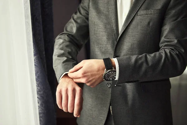 Businessman wears a jacket,male hands closeup,groom getting readBusinessman wears a jacket,male hands closeup,groom getting ready in the morning before wedding ceremony — Stock Photo, Image