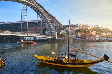 Dom Luis Köprüsü, Portekiz eski Porto arka plan ile Douro Nehri üzerinde şarap varil ile geleneksel tekneler