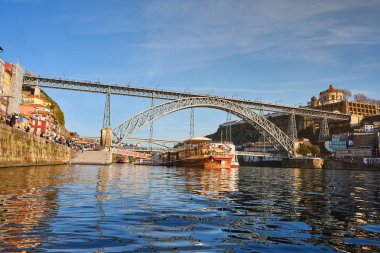 09 Aralık, 2018 -, Porto, Portekiz: Dom Luiz bridge ile tarihi kenti. Metro bir tren köprüde görülebilir