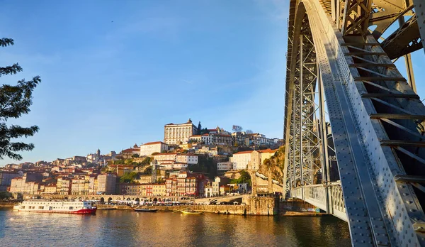 Vista de la histórica ciudad de Oporto, Portugal con el puente Dom Luiz. Un tren de metro se puede ver en el puente —  Fotos de Stock