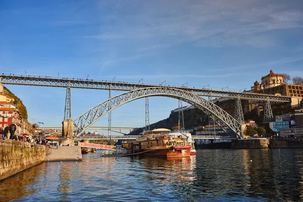 09 декабря 2018 г. - Порту, Португалия: Вид на исторический город с моста Дома Луиса. На мосту можно увидеть поезд метро — стоковое фото