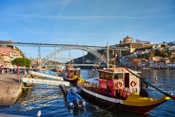 09 de diciembre, 2018 - Oporto, Portugal: Barcos tradicionales con barricas de vino en el río Duero en el casco antiguo con fondo del puente Dom Luis — Foto de Stock