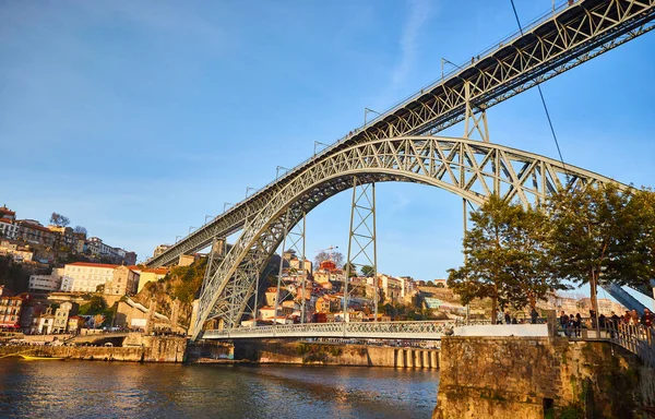9. desember 2018 - Porto, Portugal: Utsikt over den historiske byen med Dom Luiz-broen. Et metrotog kan sees på broen. – stockfoto