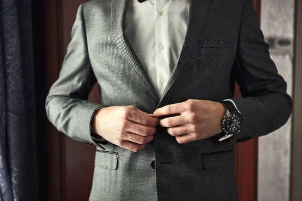 Empresário usa uma jaqueta, mãos masculinas close-up, noivo se preparando pela manhã antes da cerimônia de casamento — Fotografia de Stock