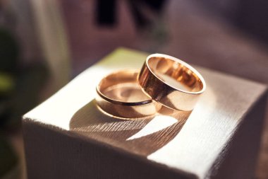 Alyans düğün buket yakınındaki kutusunu yalan