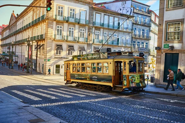 PORTO, PORTUGAL, 09, diciembre, 2018: Tranvía histórico de madera de la calle que se mueve a través de Oporto, símbolo de la ciudad. Transporte indispensable para los lugareños y atracción interesante para los turistas — Foto de Stock