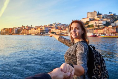 Güzel manzara eski şehir (Ribeira tarihi üç ay) ve nehir Duoro gün batımı sırasında Portekiz Porto şehir içinde manzarayı genç kadın turist. Beni kavramı takip