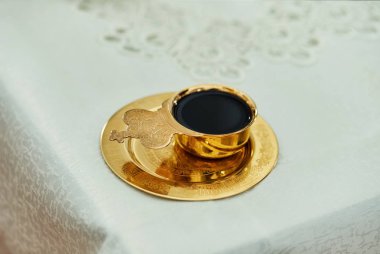 Kilisede ayin için şarap fincan standları