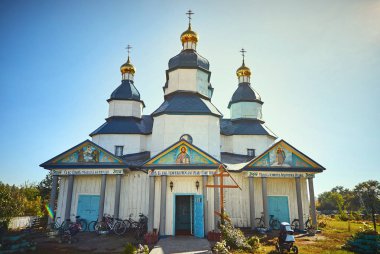 Vinnitsa, Ukrayna - 14 Ekim 2018: mavi ve beyaz sesi güzel ahşap antika kilisede