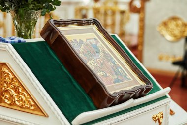 Vinnitsa, Ukrayna - Ekim 14,2018. Mum ve tapınak ve saint simge resim ile Ortodoks Kilisesi ayrıntı iç