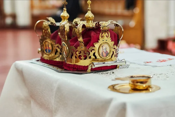 Crowns in church ready to wedding ceremony — Stock Photo, Image