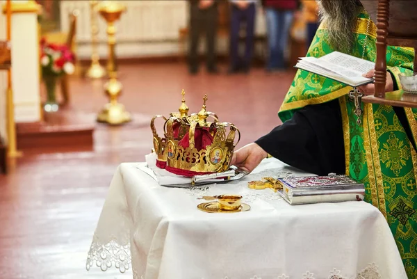 Frischvermählte tauschen Trauringe bei Zeremonie in der Kirche — Stockfoto