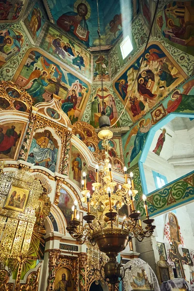 Vinnitsa, Ucrania 14 de octubre de 2018. Interior de la iglesia ortodoxa detalle con vela y santuario y santo icono imagen —  Fotos de Stock