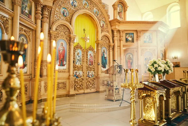 ビニツァ、ウクライナ - 10 月 14,2018。キャンドルと神社とサンのアイコン画像と正教会細部のインテリア — ストック写真
