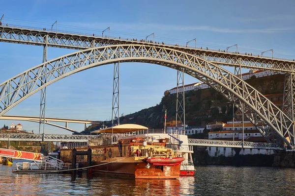 Vista de la histórica ciudad de Oporto, Portugal con el puente Dom Luiz. Un tren de metro se puede ver en el puente —  Fotos de Stock