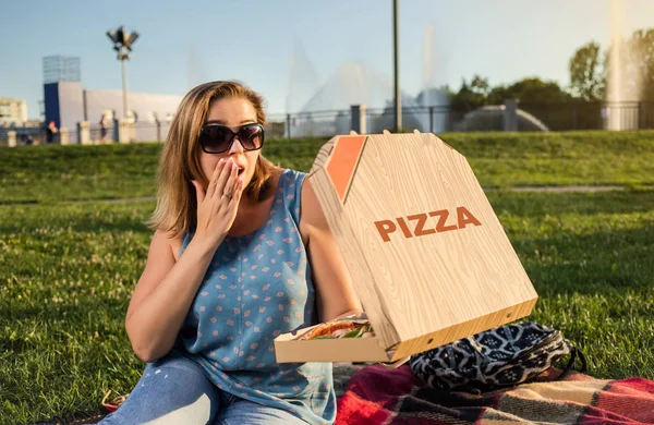 ボックス、公園の屋外席であつあつのピザを持って幸せな若い女 — ストック写真