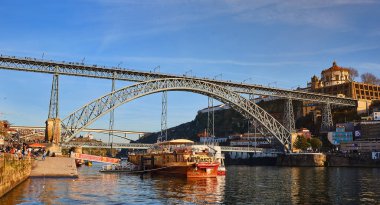 09 Aralık, 2018 -, Porto, Portekiz: Dom Luiz bridge ile tarihi cityl görünümünü. Metro bir tren köprüde görülebilir