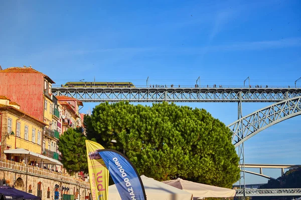 2018年12月9日-葡萄牙波尔图: 多姆·路易斯大桥的历史名城景观。在桥上可以看到地铁列车 — 图库照片