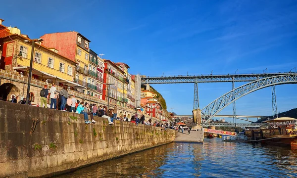 09 de diciembre de 2018 - Oporto, Portugal: Vista de la histórica ciudad con el puente Dom Luiz. Un tren de metro se puede ver en el puente —  Fotos de Stock