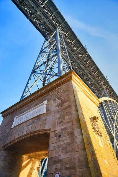 09 de diciembre de 2018 - Oporto, Portugal: Vista de la histórica ciudad con el puente Dom Luiz. Un tren de metro se puede ver en el puente —  Fotos de Stock