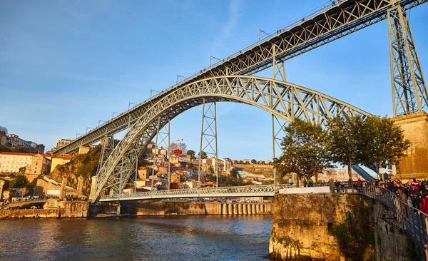 09 de diciembre de 2018 - Oporto, Portugal: Vista de la histórica ciudad con el puente Dom Luiz. Un tren de metro se puede ver en el puente —  Fotos de Stock