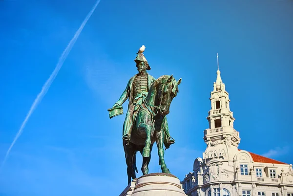 Porto, Portugalia. 09 grudnia 2018: pomnik króla Dom Pedro Iv w Plaza de la Libertad w zabytkowym i okazałe dzielnicy miasta — Zdjęcie stockowe