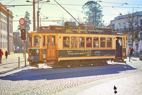 PORTO, PORTOGALLO, 09 dicembre 2018: tram storico in legno che attraversa Porto, simbolo della città. Trasporto indispensabile per la gente del posto e attrazione interessante per i turisti — Foto Stock