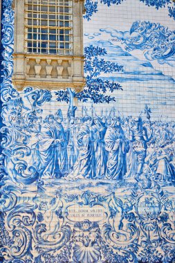 Güzel cephe azulejo çinileri ile tarihi bir binanın Carmelite kilisede Porto (Igreja dos Carmelitas Descalcos). Portekiz 
