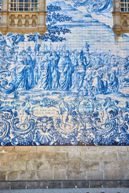 Güzel cephe azulejo çinileri ile tarihi bir binanın Carmelite kilisede Porto (Igreja dos Carmelitas Descalcos). Portekiz 