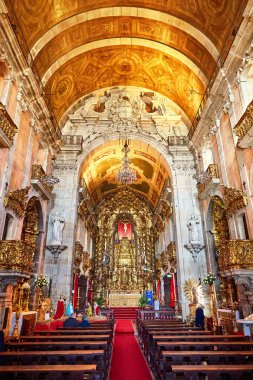 Porto, Portekiz - 09 Aralık 2018: Carmelite Kilisesi (Igreja dos Carmelitas Descalcos iç öğenin görünümünü)