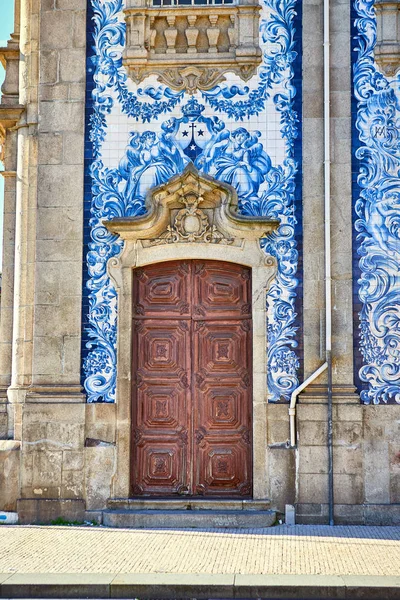 Bela fachada de um edifício histórico da Igreja Carmelita (Igreja dos Carmelitas Descalcos) no Porto com azulejos. Portugal — Fotografia de Stock