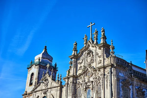 Two portuguese churches in Porto that look like just one big (To the left is Carmelitas and to the right is Carmo Church). Ancient european architecture — Stock Photo, Image