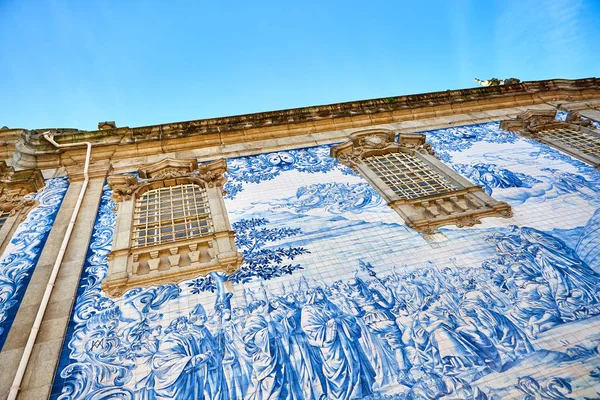 Beautiful facade of a historic building Carmelite Church (Igreja dos Carmelitas Descalcos) in Porto with azulejo tiles. Portugal — Stock Photo, Image