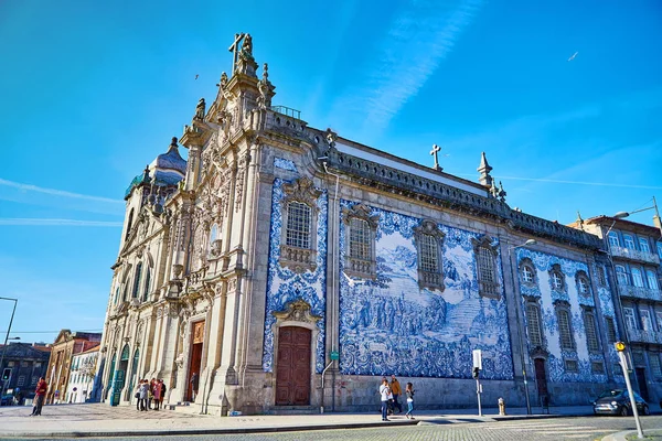 Oporto, Portugal - 09 de diciembre de 2018: Dos iglesias portuguesas que parecen solo una grande (A la izquierda es Carmelitas y a la derecha es Carmo Church). Arquitectura europea antigua — Foto de Stock