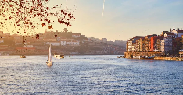 Portugal, Porto casco antiguo ribeira paseo aéreo vista con coloridas casas, río Duero y barcos.Concepto de viajes por el mundo, turismo y turismo — Foto de Stock