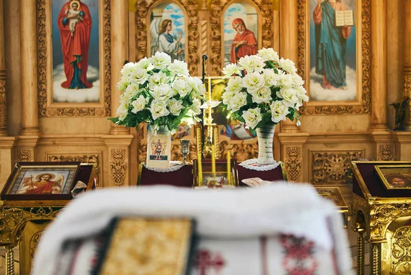 Vinnitsa, Ukraine - 14 octobre 2018. Intérieur de l'église orthodoxe détail avec bougie et sanctuaire et icône de saint image — Photo