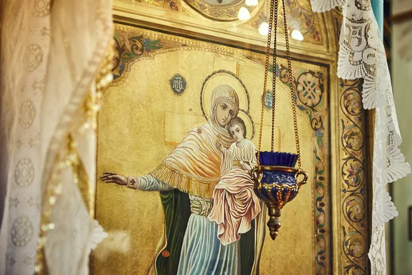 ビニツァ、ウクライナ - 10 月 14,2018。キャンドルと神社とサンのアイコン画像と正教会細部のインテリア — ストック写真