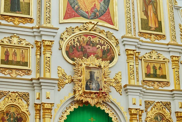 Vinnitsa, Ucrania 14 de octubre de 2018. Interior de la iglesia ortodoxa detalle con vela y santuario y santo icono imagen —  Fotos de Stock